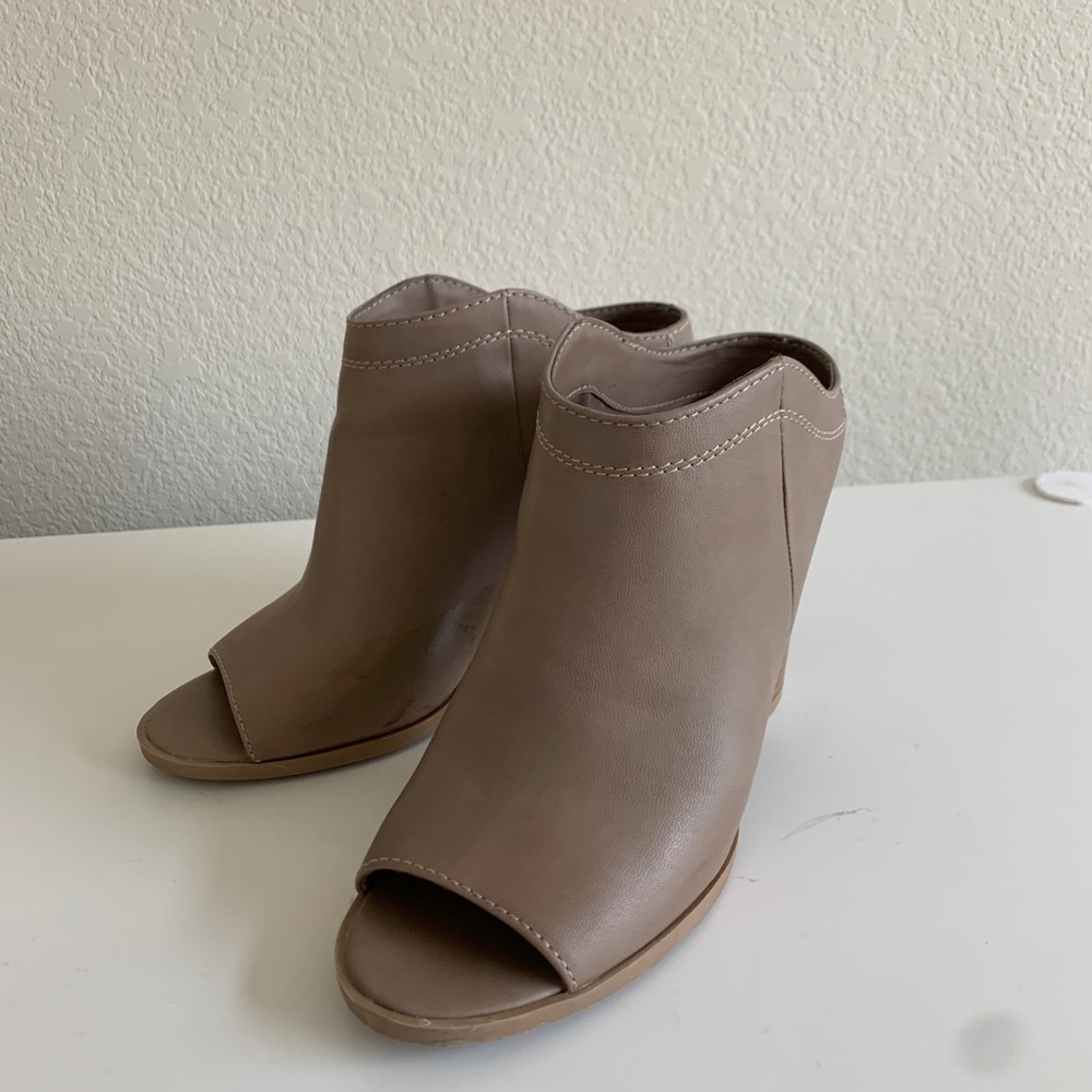 DV Tan  Heels size 7.5